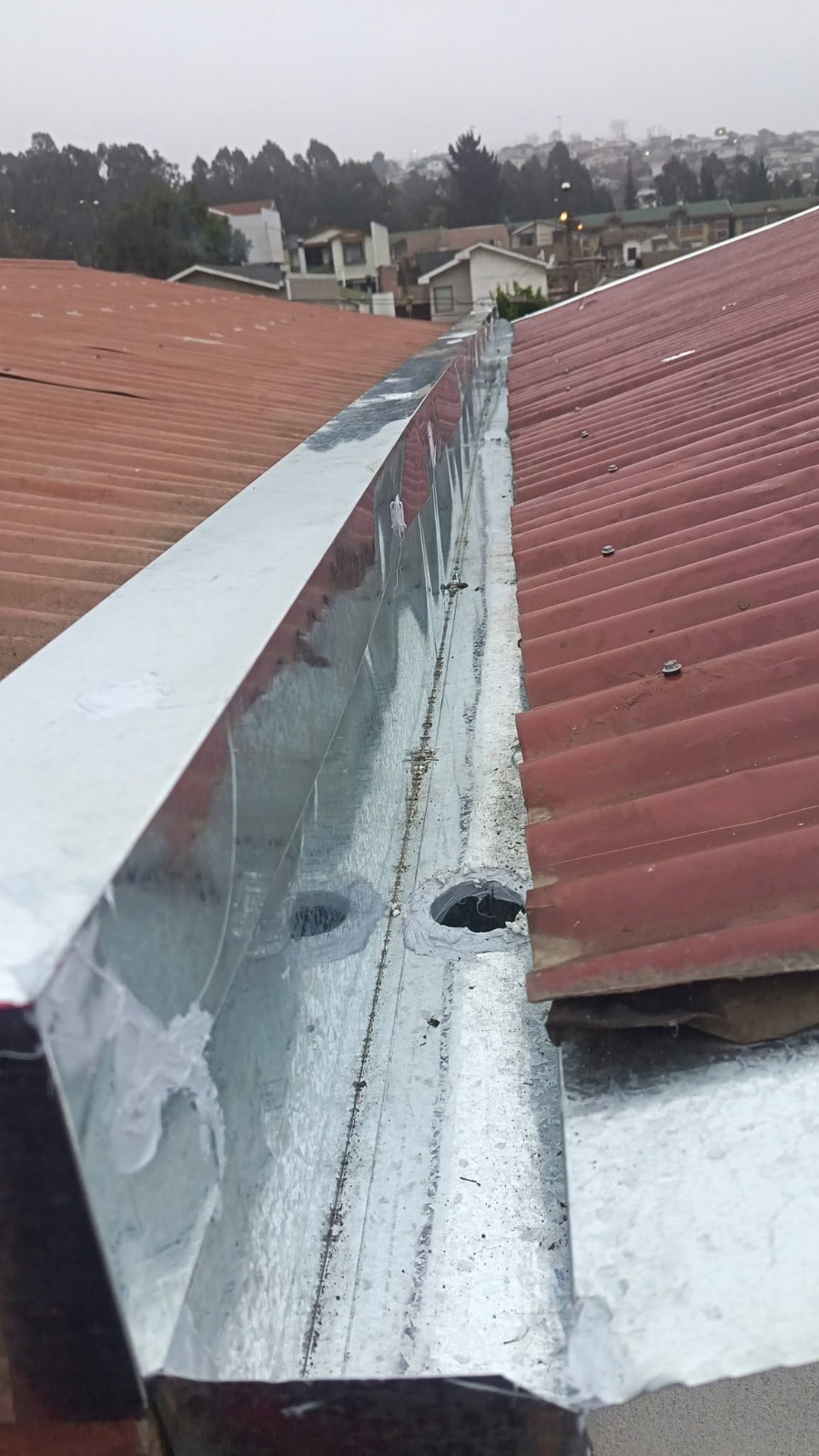 Canaleta metálica entre cubiertas
